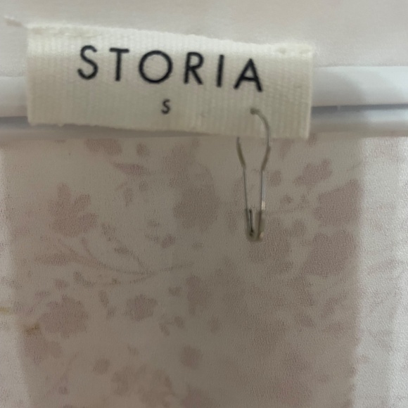 Woman’s dress - Picture 2 of 3